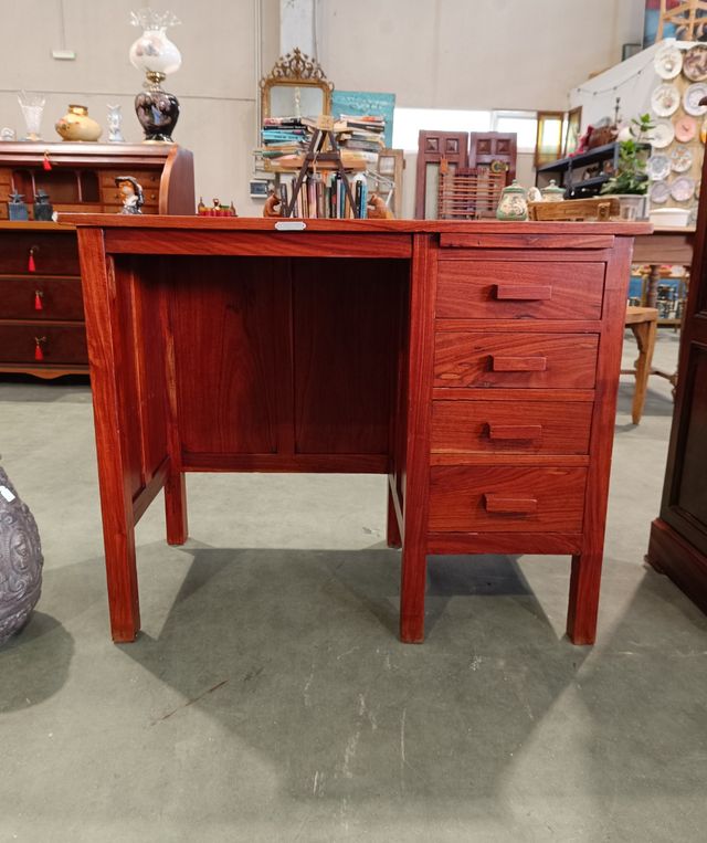 Escritorio de madera de palisandro