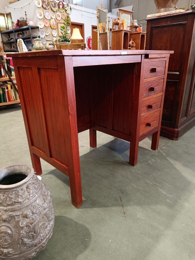 Escritorio de madera de palisandro