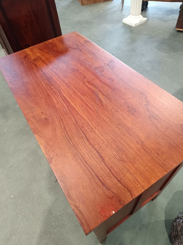 Escritorio de madera de palisandro