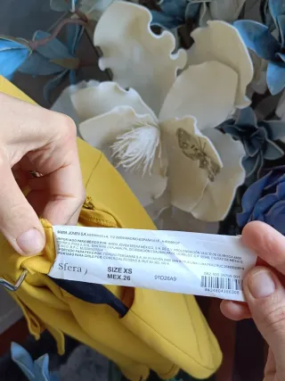 Vestido amarillo Sfera con volantes un único uso