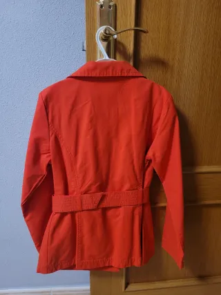 Gabardina niña roja talla 9-10 años.