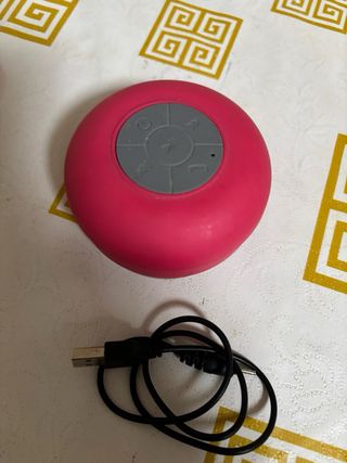 Altavoz Bluetooth rosa waterproof.