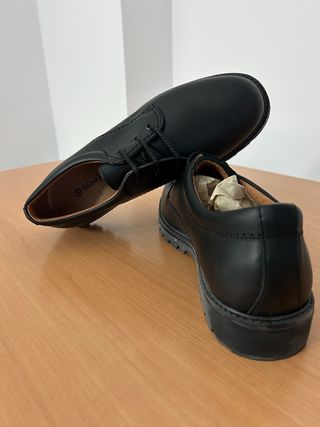 Zapatos de cuero negro a estrenar