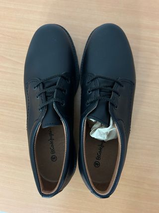 Zapatos de cuero negro a estrenar