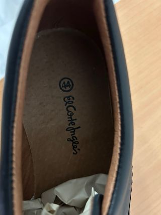 Zapatos de cuero negro a estrenar