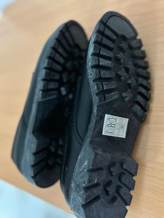 Zapatos de cuero negro a estrenar