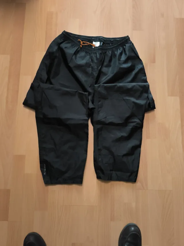 Giacca a vento e pantaloni neri Quechua