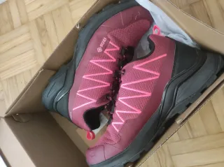 Zapatillas trekking mujer Izas negras y rosas