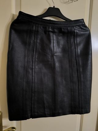 Falda de piel negra