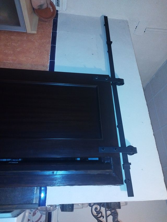 Puerta corredera rústica madera oscura