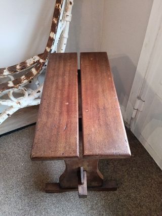 Taburete antiguo de madera rústico