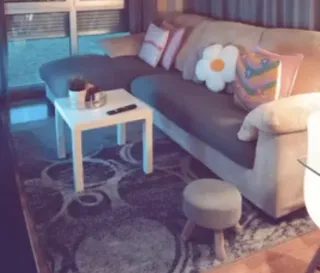 Alfombra gris y multicolor