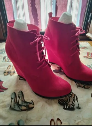 Botines de cuña rojos