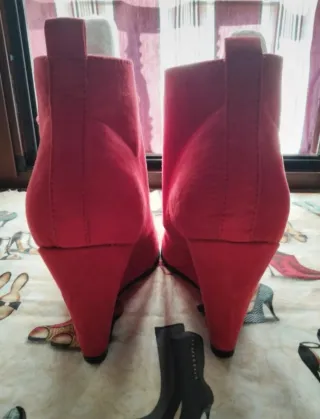 Botines de cuña rojos