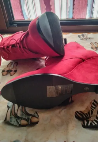 Botines de cuña rojos