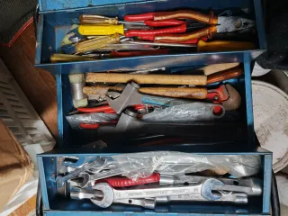 Caja de herramientas con llaves y destornilladores