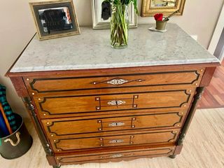 Aparador de madera y mármol