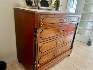 Aparador de madera y mármol