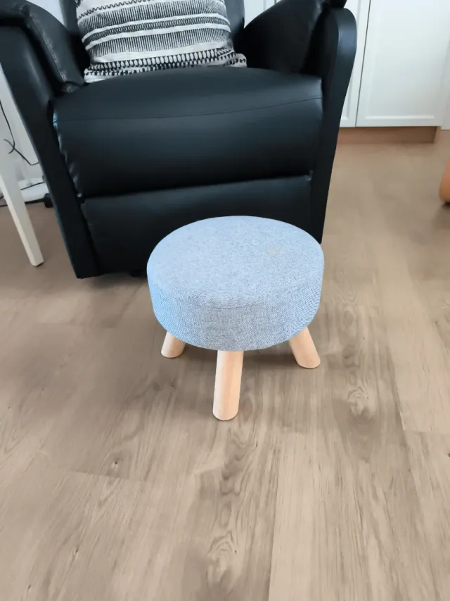 Reposapiés taburete redondo tapizado gris