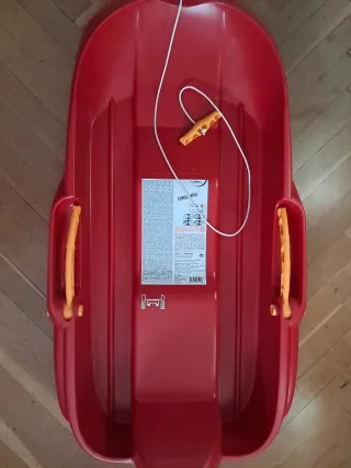 Trineo rojo con cuerda y asas
