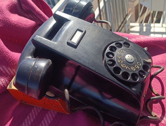 Telefono antico nero