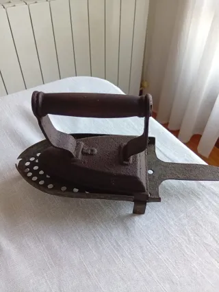 Plancha de hierro antigua con base