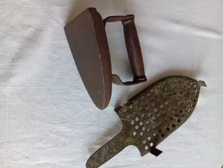 Plancha de hierro antigua con base