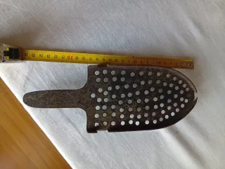 Plancha de hierro antigua con base