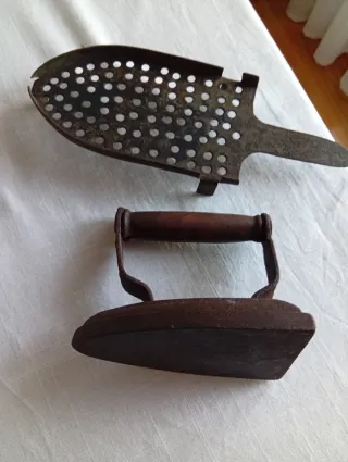 Plancha de hierro antigua con base