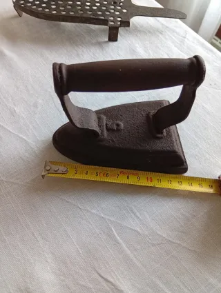 Plancha de hierro antigua con base
