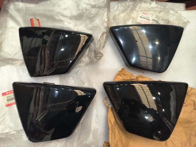 Tapa lateral Suzuki TU 250 97-00 Negra