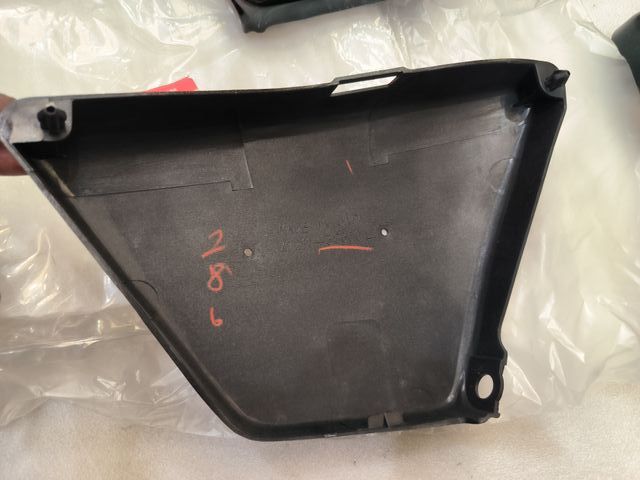 Tapa lateral Suzuki TU 250 97-00 Negra