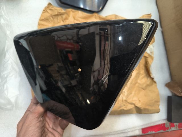 Tapa lateral Suzuki TU 250 97-00 Negra