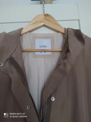 Gabardina entretiempo suave beige.