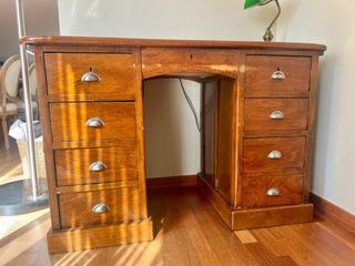 Escritorio de madera con cajones