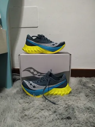 Zapatillas running Saucony, placa de carbono