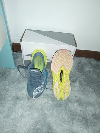 Zapatillas running Saucony, placa de carbono
