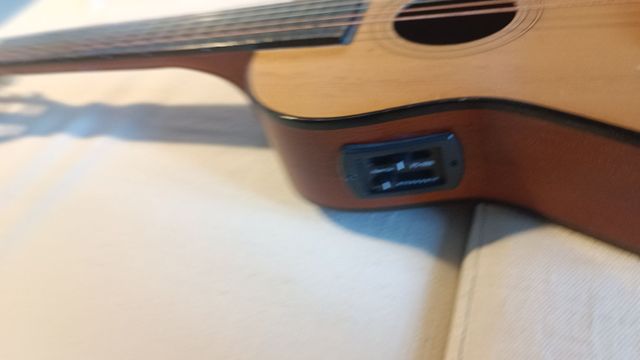 Chitarra acustica piccola