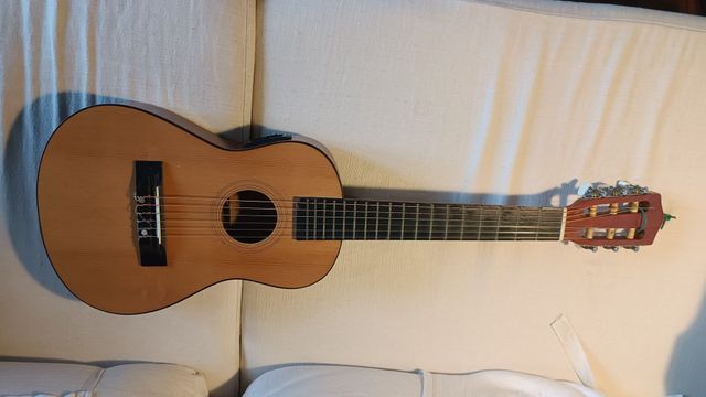 Chitarra acustica piccola