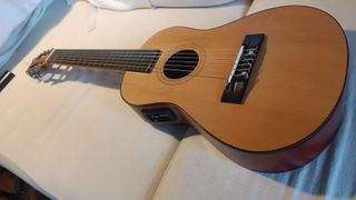 Chitarra acustica classica  piccola elettrica