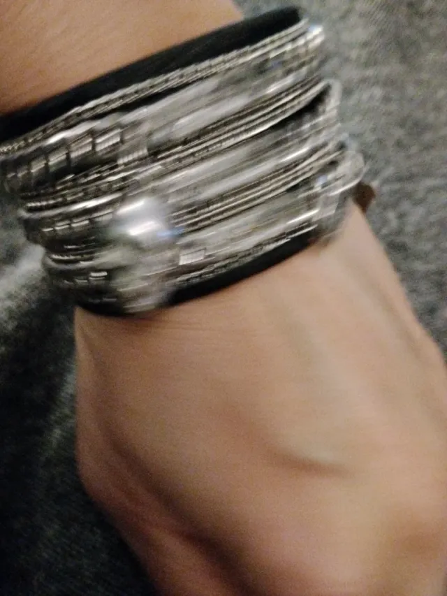 Pulsera ancha con calavera y cadenas