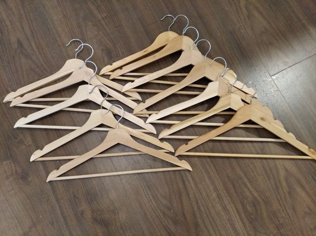 Conjunto de 12 cabides de madeira