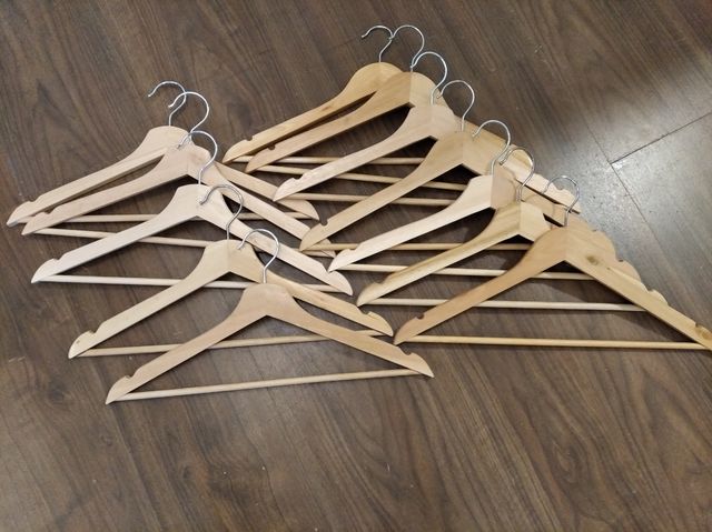 Conjunto de 12 cabides de madeira