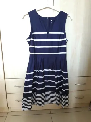 Abito a righe blu e bianche