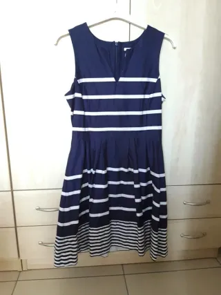 Abito a righe blu e bianche