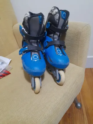 Patines en línea azules para iniciación. 