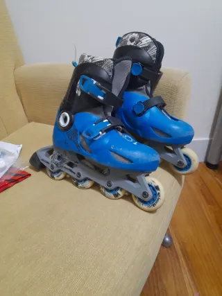 Patines en línea azules para iniciación. 