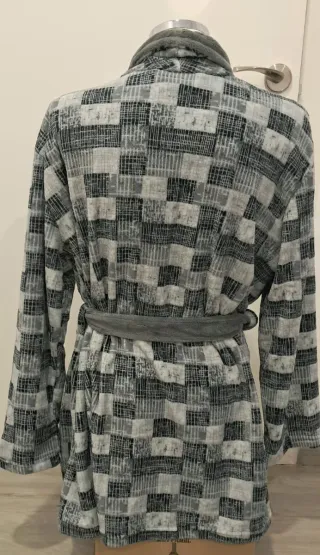 Bata hombre talla XXL gris
CIERRE NEGOCIO