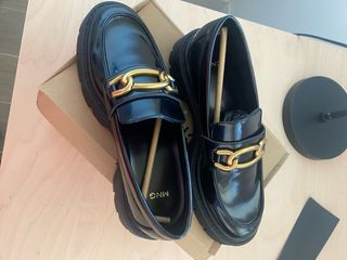 Zapatos Mango negros con detalle dorado