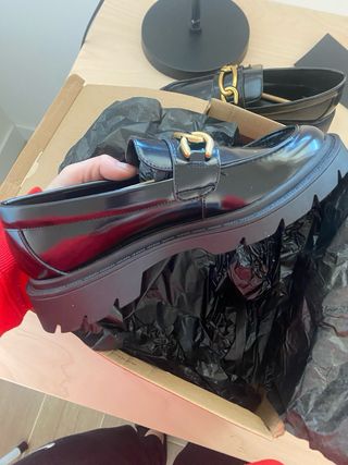 Zapatos Mango negros con detalle dorado